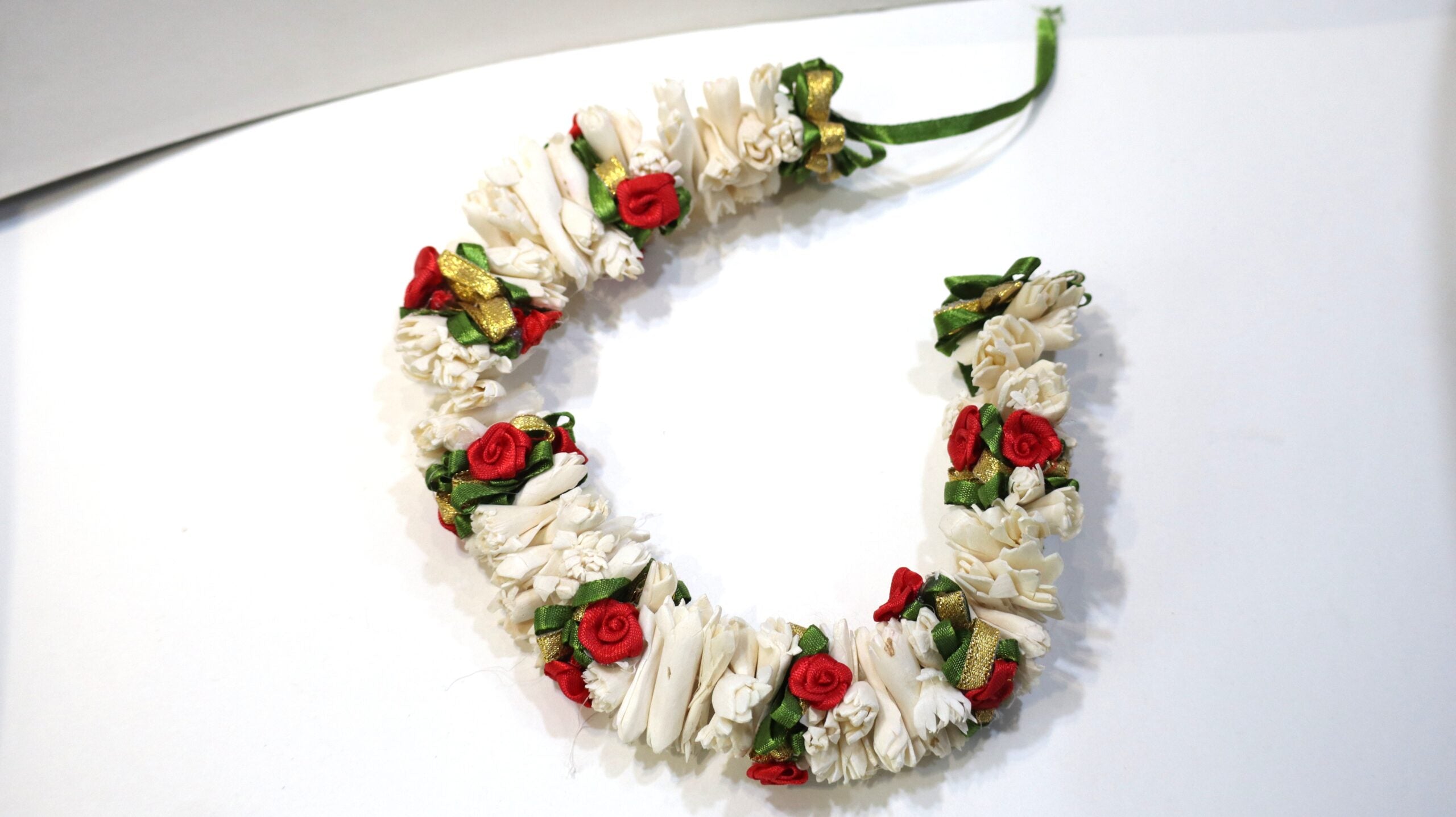 gajra with red flower